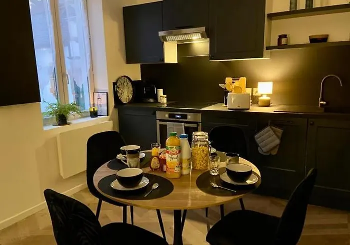 Au Centre Ville, Place Jean Moulin * Moulins (Allier)